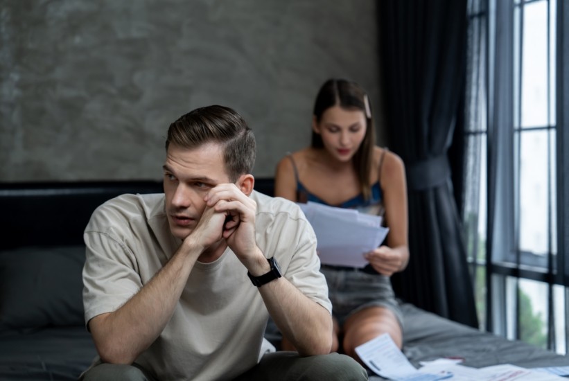 Veza s razvedenim muškarcem: psihološki pogled na prošlost, povjerenje i emocionalnu intimnost