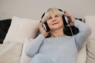 Redovno slušanje muzike moglo bi smanjiti rizik od demencije kod starijih osoba