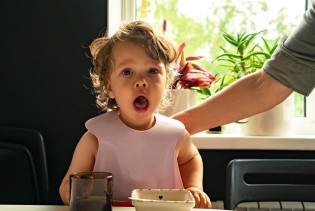 Sitni predmeti, velika opasnost: Kako zaštititi dijete od gušenja?