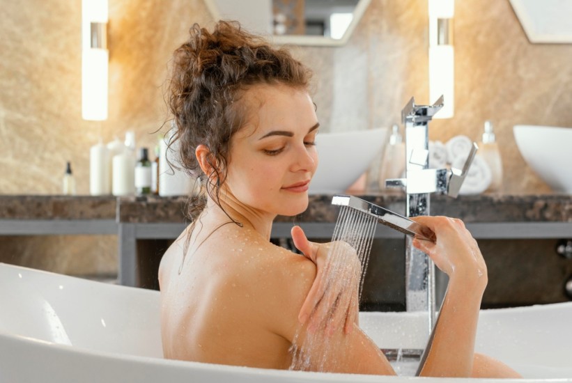 Tri česte greške pod tušem koje neprimjetno uništavaju vašu kožu