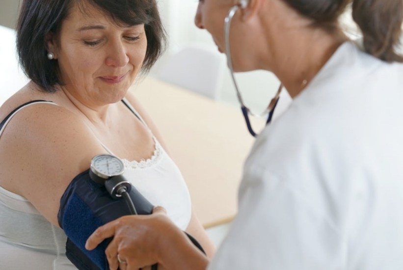 Visok krvni pritisak kod žena: 5 navika koje mogu napraviti veliku razliku