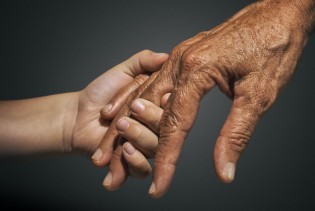 Starenje ne dolazi postepeno – naučnici otkrili dva ključna životna preokreta