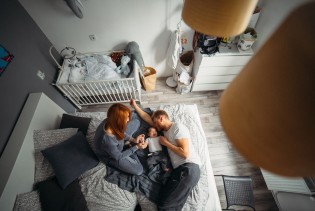 Noćna buđenja kod beba: Razlog za brigu ili dio razvoja?