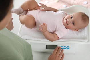 Da li težina novorođenčeta zaista govori koliko je beba zdrava?