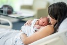 Bliskost s bebom odmah nakon poroda pozitivno utiče na mentalno zdravlje majke