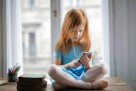 Djeca koja posjeduju mobitel manje su pismena