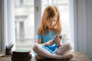 Djeca koja posjeduju mobitel manje su pismena
