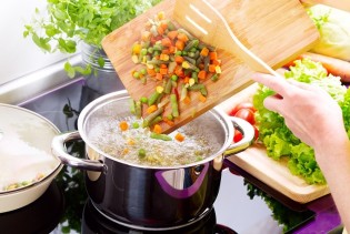 Kuhate povrće predugo? Tako gubi najviše vitamina i hranjivih tvari