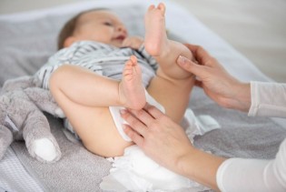 Boja i miris bebinog urina mogu otkriti važne zdravstvene probleme: Evo na šta roditelji trebaju obr