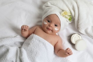 Bebina koža traži posebnu njegu: Evo koje sastojke birati, a koje preskočiti