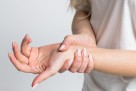 Često osjećate trnce u šakama i stopalima? Jedan vitamin mogao bi biti važan