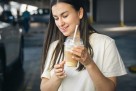 Ledena kafa može biti osvježenje, ali nije uvijek najbolji izbor za hidrataciju