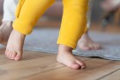 Dijete stalno skida cipele? Nemojte se brinuti, evo zašto je dobro da hoda boso