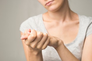 Anksioznost može izazvati drhtanje ruku, ali ovo su znakovi da uzrok možda nije samo stres