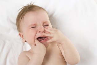 Kako prepoznati da bebi niču zubići i šta joj može pomoći da lakše podnese bol