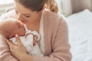 Beba često štuca, posebno nakon hranjenja? Evo zašto se to dešava i kako joj možete pomoći