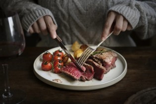 Meso ili vegetarijanska ishrana: Naučnici istražili ko ima veće šanse doživjeti stotu