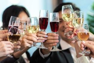 Kafa, voda ili hladan tuš? Evo šta zaista pomaže da alkohol nestane iz organizma