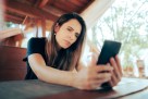 Koristite tamni režim na telefonu? Oftalmolog otkriva da li je dobar ili loš za vid
