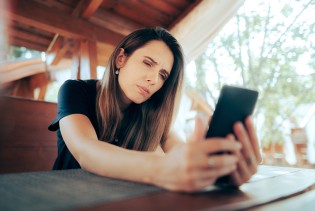 Koristite tamni režim na telefonu? Oftalmolog otkriva da li je dobar ili loš za vid